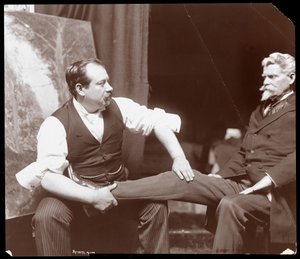Professori Atkinson, englantilainen luunsetteri, miespotilaan kanssa, 1898 (hopeagelatiiniprintti)